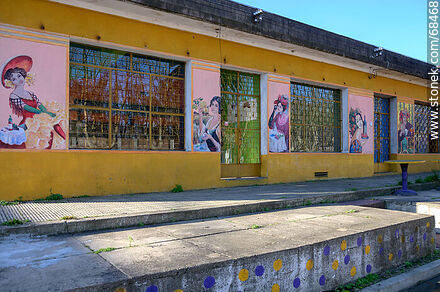 Murales con motivos de mujeres con vestidos de época - Departamento de Florida - URUGUAY. Foto No. 68468