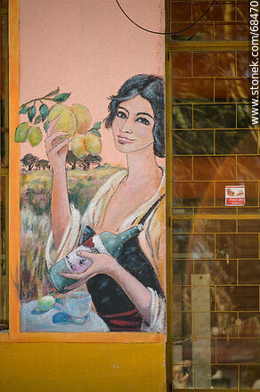 Mural de una mujer con una botella en la mano - Departamento de Florida - URUGUAY. Foto No. 68470
