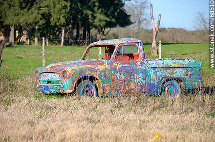 Chatarra de auto coloreada - Departamento de Florida - URUGUAY. Foto No. 68510