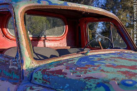 Chatarra de auto coloreada - Departamento de Florida - URUGUAY. Foto No. 68513