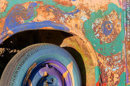 Chatarra de auto coloreada - Departamento de Florida - URUGUAY. Foto No. 68514