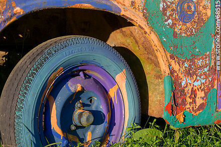 Chatarra de auto coloreada - Departamento de Florida - URUGUAY. Foto No. 68515