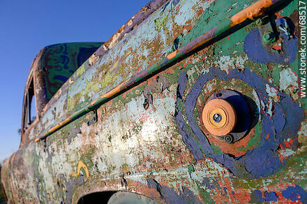 Chatarra de auto coloreada - Departamento de Florida - URUGUAY. Foto No. 68517
