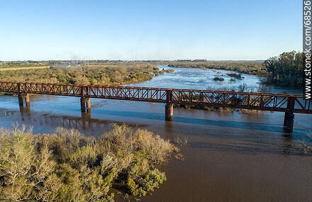 Vista aérea del puente ferroviario que cruza el río Santa Lucía. Limite entre Canelones y Florida - Departamento de Florida - URUGUAY. Foto No. 68526