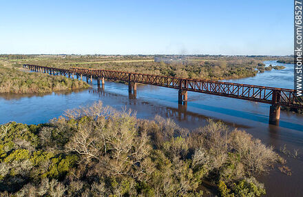 Vista aérea del puente ferroviario que cruza el río Santa Lucía. Limite entre Canelones y Florida - Departamento de Florida - URUGUAY. Foto No. 68527