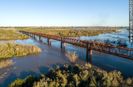 Vista aérea del puente ferroviario que cruza el río Santa Lucía. Limite entre Canelones y Florida - Departamento de Florida - URUGUAY. Foto No. 68532