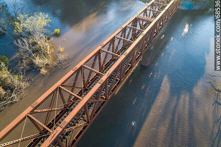 Vista aérea del puente ferroviario que cruza el río Santa Lucía. Limite entre Canelones y Florida - Departamento de Florida - URUGUAY. Foto No. 68536