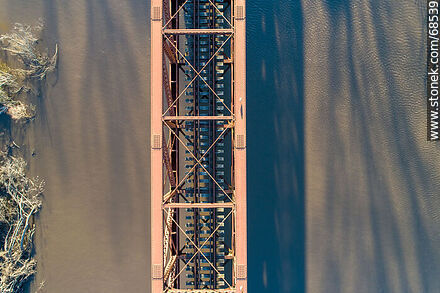 Vista aérea del puente ferroviario que cruza el río Santa Lucía. Limite entre Canelones y Florida - Departamento de Florida - URUGUAY. Foto No. 68539