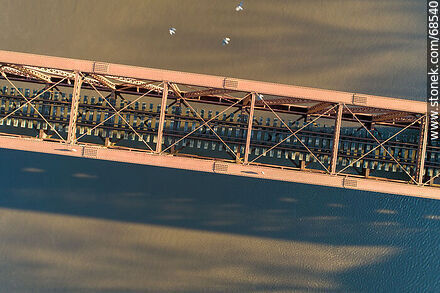 Vista aérea del puente ferroviario que cruza el río Santa Lucía. Limite entre Canelones y Florida - Departamento de Florida - URUGUAY. Foto No. 68540