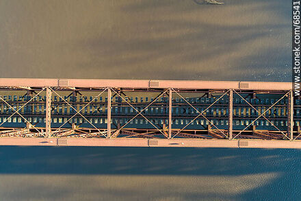 Vista aérea del puente ferroviario que cruza el río Santa Lucía. Limite entre Canelones y Florida - Departamento de Florida - URUGUAY. Foto No. 68541