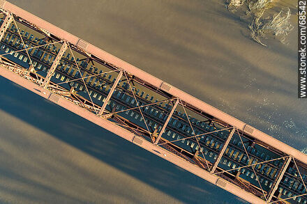 Vista aérea del puente ferroviario que cruza el río Santa Lucía. Limite entre Canelones y Florida - Departamento de Florida - URUGUAY. Foto No. 68542