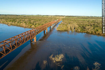 Vista aérea del puente ferroviario que cruza el río Santa Lucía. Limite entre Canelones y Florida - Departamento de Florida - URUGUAY. Foto No. 68546