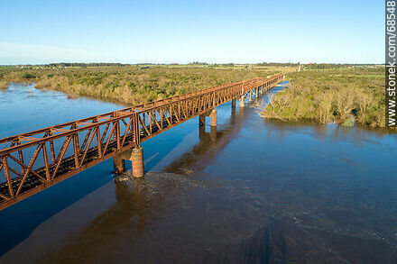 Vista aérea del puente ferroviario que cruza el río Santa Lucía. Limite entre Canelones y Florida - Departamento de Florida - URUGUAY. Foto No. 68548