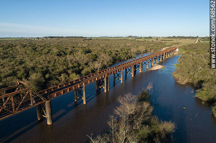 Vista aérea del puente ferroviario que cruza el río Santa Lucía. Limite entre Canelones y Florida - Departamento de Florida - URUGUAY. Foto No. 68562
