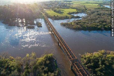 Vista aérea del puente ferroviario que cruza el río Santa Lucía. Limite entre Canelones y Florida - Departamento de Florida - URUGUAY. Foto No. 68563
