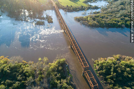 Vista aérea del puente ferroviario que cruza el río Santa Lucía. Limite entre Canelones y Florida - Departamento de Florida - URUGUAY. Foto No. 68564