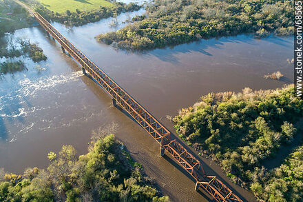 Vista aérea del puente ferroviario que cruza el río Santa Lucía. Limite entre Canelones y Florida - Departamento de Florida - URUGUAY. Foto No. 68565