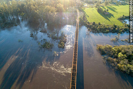 Vista aérea del puente ferroviario que cruza el río Santa Lucía. Limite entre Canelones y Florida - Departamento de Florida - URUGUAY. Foto No. 68566
