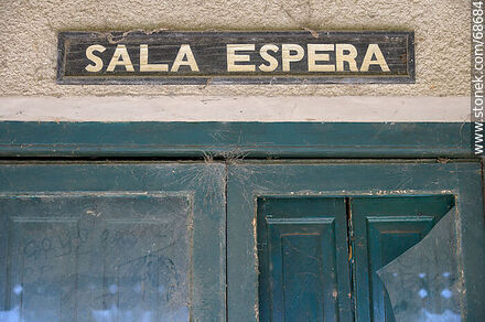 Antigua estación de ferrocarril. Sala de espera - Departamento de Canelones - URUGUAY. Foto No. 68684
