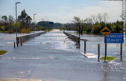 Ruta 11 inundada por crecida del río Santa Lucía - Departamento de Canelones - URUGUAY. Foto No. 68649