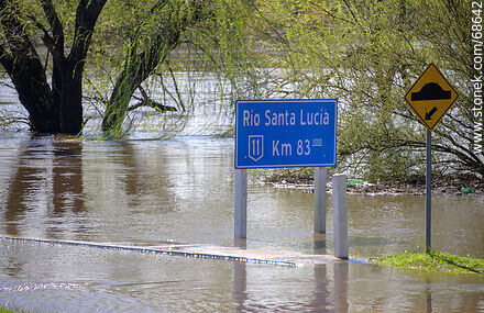 Ruta 11 inundada por crecida del río Santa Lucía - Departamento de Canelones - URUGUAY. Foto No. 68642