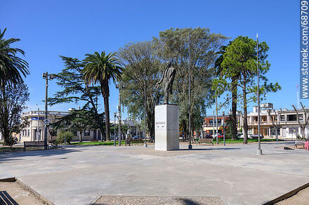 Estatua de Artigas en la plaza Tomás Berreta - Departamento de Canelones - URUGUAY. Foto No. 68709
