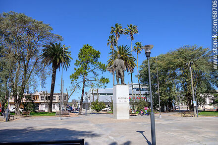 Artigas en la plaza - Departamento de Canelones - URUGUAY. Foto No. 68706