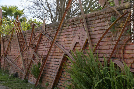 Arte en hierro sobre muro - Departamento de Tacuarembó - URUGUAY. Foto No. 68877
