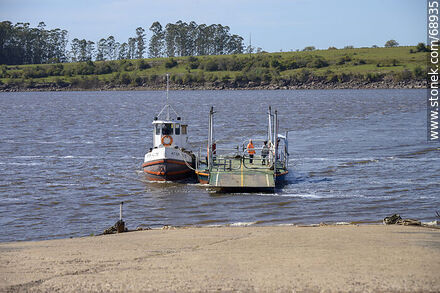 Servicio gratuito de balsa para el cruce del río Negro - Departamento de Tacuarembó - URUGUAY. Foto No. 68935
