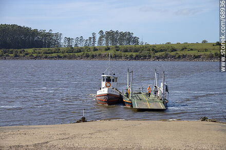 Servicio gratuito de balsa para el cruce del río Negro - Departamento de Tacuarembó - URUGUAY. Foto No. 68936