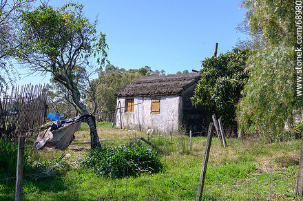 Rancho al lado del cementerio - Departamento de Durazno - URUGUAY. Foto No. 68980