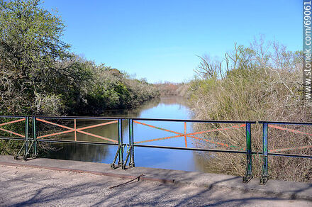 El arroyo Blanquillo desde el puente sobre ruta 42 - Departamento de Durazno - URUGUAY. Foto No. 69061