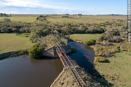 Vista aérea del puente ferroviario en desuso sobre el arroyo Blanquillo - Departamento de Durazno - URUGUAY. Foto No. 69144