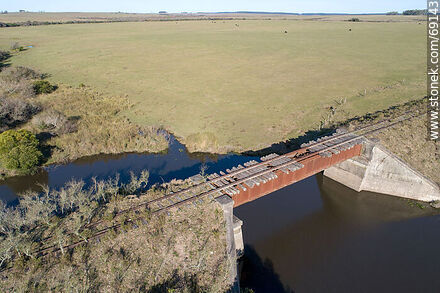 Vista aérea del puente ferroviario en desuso sobre el arroyo Blanquillo - Departamento de Durazno - URUGUAY. Foto No. 69143