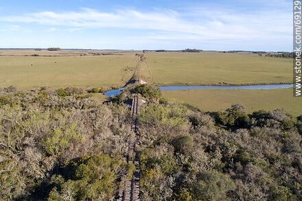 Vista aérea al sur del puente ferroviario en desuso sobre el arroyo Blanquillo - Departamento de Durazno - URUGUAY. Foto No. 69129