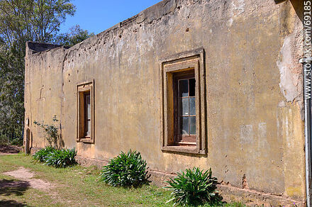 Antigua casa usada como depósito en el campo - Departamento de Durazno - URUGUAY. Foto No. 69185