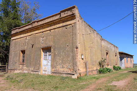 Antigua casa usada como depósito en el campo - Departamento de Durazno - URUGUAY. Foto No. 69179