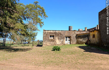 Antigua casa usada como depósito en el campo - Departamento de Durazno - URUGUAY. Foto No. 69175
