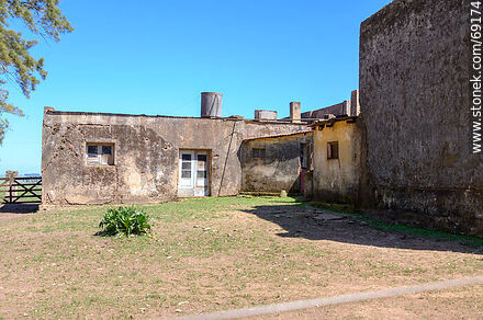 Antigua casa usada como depósito en el campo - Departamento de Durazno - URUGUAY. Foto No. 69174