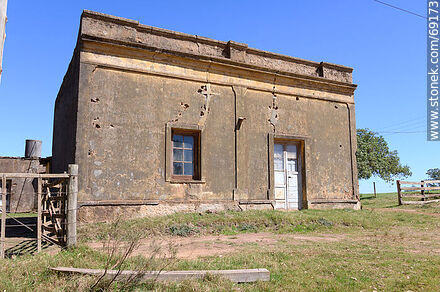 Antigua casa usada como depósito en el campo - Departamento de Durazno - URUGUAY. Foto No. 69173