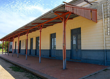 Antigua estación de tren de Colonia - Departamento de Colonia - URUGUAY. Foto No. 69255