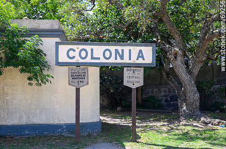 Distance and altitude sign from the station to Montevideo - Department of Colonia - URUGUAY. Photo #69256