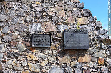 Commemorative plaques at St. Peter's Gate - Department of Colonia - URUGUAY. Photo #69290