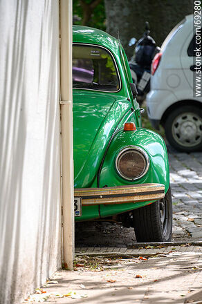 Volkswagen escarabajo verde - Departamento de Colonia - URUGUAY. Foto No. 69280