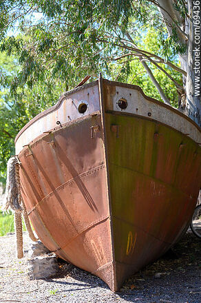 Camacho Port. Old boat - Department of Colonia - URUGUAY. Photo #69436