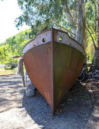Camacho Port. Old boat - Department of Colonia - URUGUAY. Photo #69413