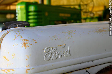 Antiguo tractor Ford - Departamento de Colonia - URUGUAY. Foto No. 69463