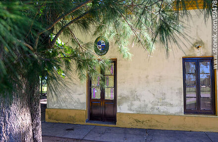 Escuela al lado de la capilla San Roque - Departamento de Colonia - URUGUAY. Foto No. 69478