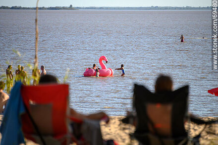 Playa sobre el ró Uruguay - Departamento de Colonia - URUGUAY. Foto No. 69480