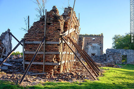 Shoring up walls in the Calera de las Huérfanas - Department of Colonia - URUGUAY. Photo #69533